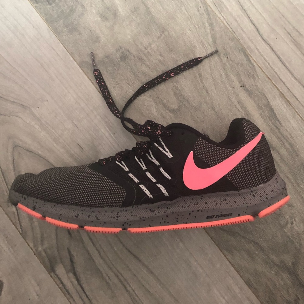 These are very nice athletic shoes for women!!